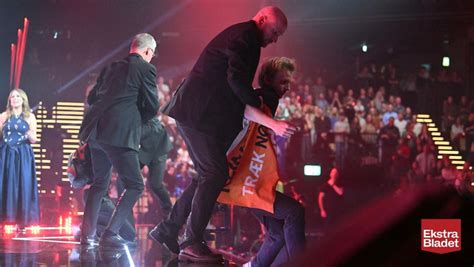 Stormede 'X Factor': Ført væk af politiet – Ekstra Bladet.
